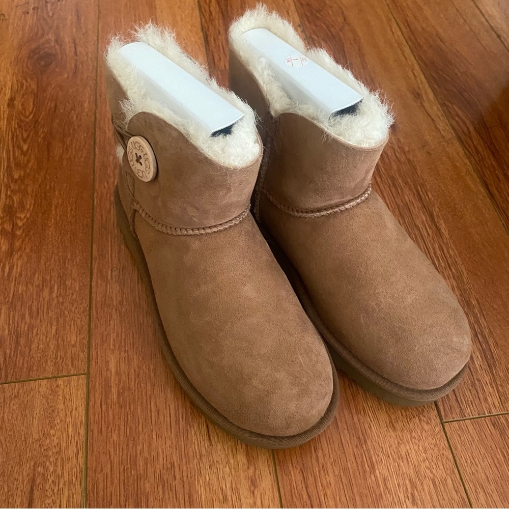 ugg mini bailey button 2 chestnut size 7